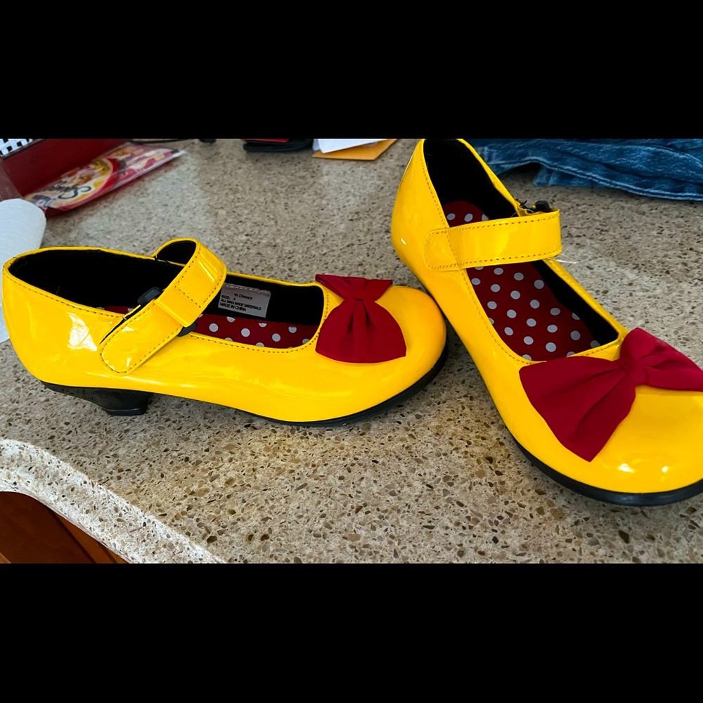 Size 7 womens Minnie Mouse costume shoes. Brand new, unworn.